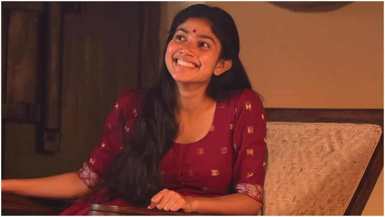 Sai Pallavi: ಮೈ ಕಾಣುವಂತೆ ಬಟ್ಟೆ ಧರಿಸಬಾರದು ಅಂತ ಸಾಯಿ ಪಲ್ಲವಿ ನಿರ್ಧಾರ ಮಾಡಿದ್ದು ಯಾಕೆ? ಸತ್ಯ ಬಾಯ್ಬಿಟ್ಟ ನಟಿ Sai Pallavi: ಮೈ ಕಾಣುವಂತೆ ಬಟ್ಟೆ ಧರಿಸಬಾರದು ಅಂತ ಸಾಯಿ ಪಲ್ಲವಿ ನಿರ್ಧಾರ ಮಾಡಿದ್ದು ಯಾಕೆ? ಸತ್ಯ ಬಾಯ್ಬಿಟ್ಟ ನಟಿ