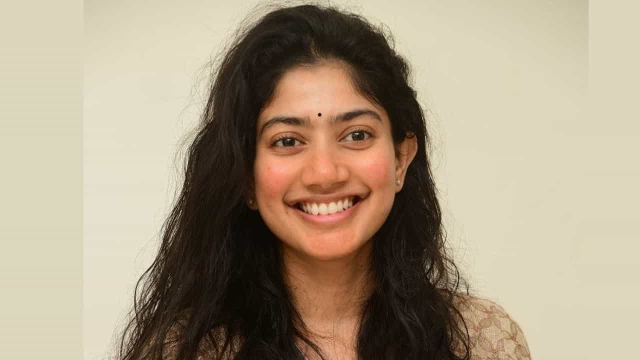 Sai Pallavi: ಸಾಯಿ ಪಲ್ಲವಿ ಬೆಂಬಲಕ್ಕೆ ನಿಂತ ಸಾವಿರಾರು ಮಂದಿ; ಸ್ಪಷ್ಟನೆ ವಿಡಿಯೋ ಕಂಡು ಜನರು ಹೇಳ್ತಿರೋದೇನು? Sai Pallavi: ಸಾಯಿ ಪಲ್ಲವಿ ಬೆಂಬಲಕ್ಕೆ ನಿಂತ ಸಾವಿರಾರು ಮಂದಿ; ಸ್ಪಷ್ಟನೆ ವಿಡಿಯೋ ಕಂಡು ಜನರು ಹೇಳ್ತಿರೋದೇನು?