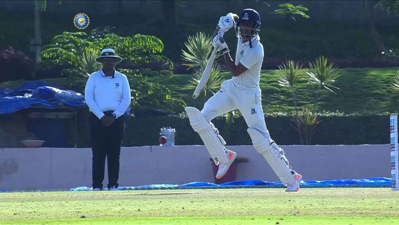 Ranji Trophy: ಮೊದಲು ಶತಕ.. ಈಗ 5 ವಿಕೆಟ್! ರಣಜಿ ಸೆಮಿಫೈನಲ್ನಲ್ಲಿ ಅಬ್ಬರಿಸಿದ ಆರ್ಸಿಬಿ ಆಟಗಾರ Ranji Trophy: ಮೊದಲು ಶತಕ.. ಈಗ 5 ವಿಕೆಟ್! ರಣಜಿ ಸೆಮಿಫೈನಲ್ನಲ್ಲಿ ಅಬ್ಬರಿಸಿದ ಆರ್ಸಿಬಿ ಆಟಗಾರ