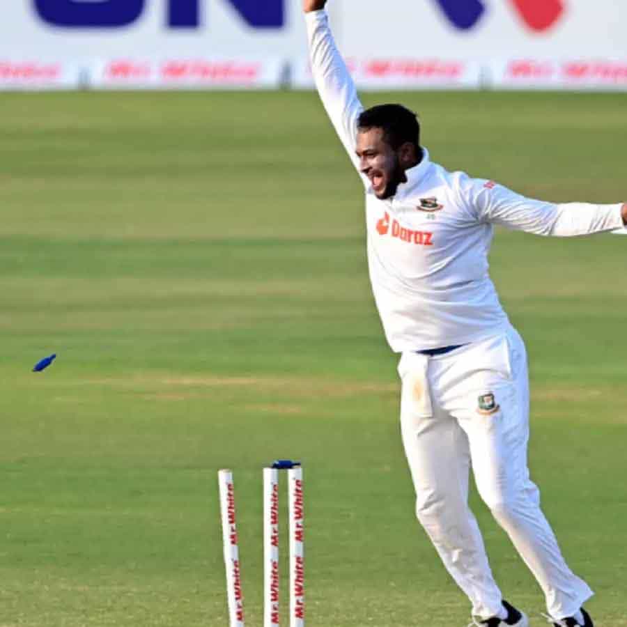 ಬಾಂಗ್ಲಾದೇಶದ ಆಲ್ರೌಂಡರ್ ಶಕೀಬ್ ಅಲ್ ಹಸನ್ ಮತ್ತೊಮ್ಮೆ ತಂಡದ ಟೆಸ್ಟ್ ನಾಯಕರಾಗಿದ್ದಾರೆ. ಮೊಮಿನುಲ್ ಹಕ್ ರಾಜೀನಾಮೆ ಬಳಿಕ ಮತ್ತೊಮ್ಮೆ ಶಕೀಬ್ ಅಲ್ ಹಸನ್ ಅವರಿಗೆ ಅಧಿಕಾರ ಹಸ್ತಾಂತರಿಸಲಾಗಿದೆ.