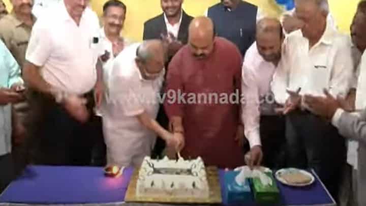 ಹಿರಿಯ ಕಾಂಗ್ರೆಸ್ ನಾಯಕ ಶಾಮನೂರು ಶಿವಶಂಕರಪ್ಪ ಮುಖ್ಯಮಂತ್ರಿ ಬೊಮ್ಮಾಯಿ ಸಮ್ಮುಖದಲ್ಲಿ 92ನೇ ಹುಟ್ಟುಹಬ್ಬ ಆಚರಿಸಿಕೊಂಡರು ಹಿರಿಯ ಕಾಂಗ್ರೆಸ್ ನಾಯಕ ಶಾಮನೂರು ಶಿವಶಂಕರಪ್ಪ ಮುಖ್ಯಮಂತ್ರಿ ಬೊಮ್ಮಾಯಿ ಸಮ್ಮುಖದಲ್ಲಿ 92ನೇ ಹುಟ್ಟುಹಬ್ಬ ಆಚರಿಸಿಕೊಂಡರು