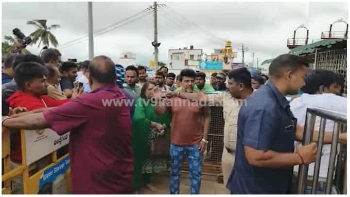 ಚಾಮುಂಡೇಶ್ವರಿ ದರ್ಶನ ಪಡೆದ ಶಿವಣ್ಣ-ಗೀತಕ್ಕ; ‘ಹ್ಯಾಟ್ರಿಕ್ ಹೀರೋ’ ನೋಡಲು ಬಂದ ಜನಸಾಗರ ಚಾಮುಂಡೇಶ್ವರಿ ದರ್ಶನ ಪಡೆದ ಶಿವಣ್ಣ-ಗೀತಕ್ಕ; ‘ಹ್ಯಾಟ್ರಿಕ್ ಹೀರೋ’ ನೋಡಲು ಬಂದ ಜನಸಾಗರ