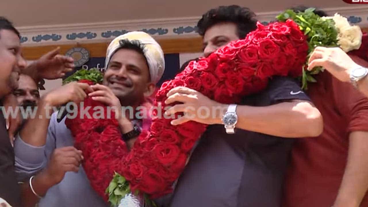ರಾಮನಗರದಲ್ಲಿ ಶಿವರಾಜ್ಕುಮಾರ್ಗೆ ಭವ್ಯ ಸ್ವಾಗತ; ಇಲ್ಲಿದೆ ವಿಡಿಯೋ ರಾಮನಗರದಲ್ಲಿ ಶಿವರಾಜ್ಕುಮಾರ್ಗೆ ಭವ್ಯ ಸ್ವಾಗತ; ಇಲ್ಲಿದೆ ವಿಡಿಯೋ