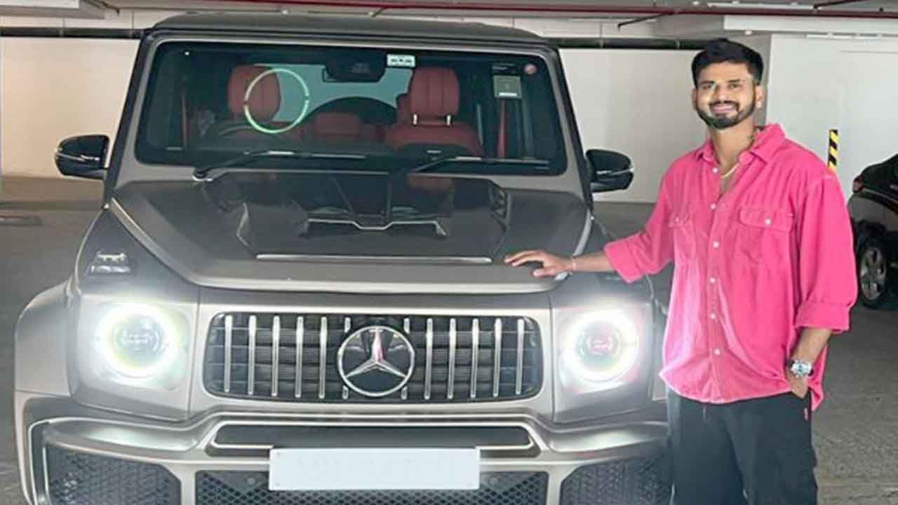 ಅಯ್ಯರ್ Mercedes-AMG G634MATIC SUV ಕಾರನ್ನು ಖರೀದಿಸಿದ್ದಾರೆ. ಆದರೂ ಅವರು ತಮ್ಮ ಸೋಶಿಯಲ್ ಮೀಡಿಯಾ ಖಾತೆಯಿಂದ ಕಾರಿನ ಚಿತ್ರಗಳನ್ನು ಹಂಚಿಕೊಂಡಿಲ್ಲ. ಜರ್ಮನ್ ಕಾರು ತಯಾರಕರ ಪ್ರಮುಖ ಡೀಲರ್‌ಶಿಪ್ ಪಡೆದಿರುವ ಕಂಪನಿಯೊಂದು ಕಾರ್ ಜೊತೆಗೆ ಅಯ್ಯರ್ ಅವರ ಚಿತ್ರಗಳನ್ನು ಹಂಚಿಕೊಂಡಿದೆ.