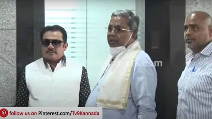 ರಾಜ್ಯ ಕಾಂಗ್ರೆಸ್ನ ಪ್ರಮುಖರು ಪುನಃ ದೆಹಲಿಗೆ ಹೋಗಿದ್ದಾರೆ, ಸಿದ್ದರಾಮಯ್ಯ ಮತ್ತು ಜಮೀರ್ ಒಟ್ಟಿಗೆ ಕಂಡರು! ರಾಜ್ಯ ಕಾಂಗ್ರೆಸ್ನ ಪ್ರಮುಖರು ಪುನಃ ದೆಹಲಿಗೆ ಹೋಗಿದ್ದಾರೆ, ಸಿದ್ದರಾಮಯ್ಯ ಮತ್ತು ಜಮೀರ್ ಒಟ್ಟಿಗೆ ಕಂಡರು!