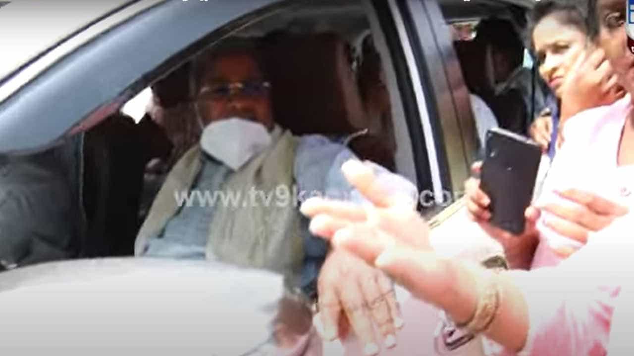 ನಿಮ್ಮ ಪ್ರತಿಭಟನೆಗಳಿಂದ ನಮ್ಮ ಬದುಕನ್ನೇಕೆ ನರಕ ಮಾಡುತ್ತಿರುವಿರಿ ಅಂತ ದೆಹಲಿಯಲ್ಲಿ ಒಬ್ಬ ಮಹಿಳೆ ಸಿದ್ದರಾಮಯ್ಯನವರನ್ನು ಕೇಳಿದರು! ನಿಮ್ಮ ಪ್ರತಿಭಟನೆಗಳಿಂದ ನಮ್ಮ ಬದುಕನ್ನೇಕೆ ನರಕ ಮಾಡುತ್ತಿರುವಿರಿ ಅಂತ ದೆಹಲಿಯಲ್ಲಿ ಒಬ್ಬ ಮಹಿಳೆ ಸಿದ್ದರಾಮಯ್ಯನವರನ್ನು ಕೇಳಿದರು!