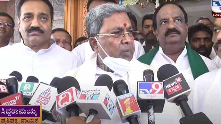 ನಾವು ಅಭ್ಯರ್ಥಿಯನ್ನು ಹಾಕಿದ ಒಂದು ದಿನದ ಬಳಿಕ ಜೆಡಿ(ಎಸ್) ತನ್ನ ಅಭ್ಯರ್ಥಿಯ ನಾಮಪತ್ರ ಸಲ್ಲಿಸಿದೆ: ಸಿದ್ದರಾಮಯ್ಯ ನಾವು ಅಭ್ಯರ್ಥಿಯನ್ನು ಹಾಕಿದ ಒಂದು ದಿನದ ಬಳಿಕ ಜೆಡಿ(ಎಸ್) ತನ್ನ ಅಭ್ಯರ್ಥಿಯ ನಾಮಪತ್ರ ಸಲ್ಲಿಸಿದೆ: ಸಿದ್ದರಾಮಯ್ಯ