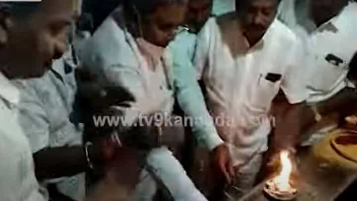 ವಿಚಾರವಾದಿ ಸಿದ್ದರಾಮಯ್ಯ ಬಾದಾಮಿಯಲ್ಲಿ ಕುರಿಗೌಡಪ್ಪಜ್ಜನ ದರ್ಶನದ ನಂತರ ತಮಗೆ ಭಂಡಾರ ಹಚ್ಚೋದು ಬೇಡ ಅಂದರು! ವಿಚಾರವಾದಿ ಸಿದ್ದರಾಮಯ್ಯ ಬಾದಾಮಿಯಲ್ಲಿ ಕುರಿಗೌಡಪ್ಪಜ್ಜನ ದರ್ಶನದ ನಂತರ ತಮಗೆ ಭಂಡಾರ ಹಚ್ಚೋದು ಬೇಡ ಅಂದರು!