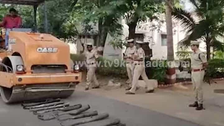 ರಾಯಚೂರು ಜಿಲ್ಲೆಯಲ್ಲೂ ಕರ್ಕಶವಾಗಿ ಸದ್ದು ಮಾಡುತ್ತಿದ್ದ ವಾಹನಗಳ ಸೈಲೆನ್ಸರ್ ವಿರುದ್ಧ ಪೊಲೀಸರ ಕಾರ್ಯಾಚರಣೆ ರಾಯಚೂರು ಜಿಲ್ಲೆಯಲ್ಲೂ ಕರ್ಕಶವಾಗಿ ಸದ್ದು ಮಾಡುತ್ತಿದ್ದ ವಾಹನಗಳ ಸೈಲೆನ್ಸರ್ ವಿರುದ್ಧ ಪೊಲೀಸರ ಕಾರ್ಯಾಚರಣೆ