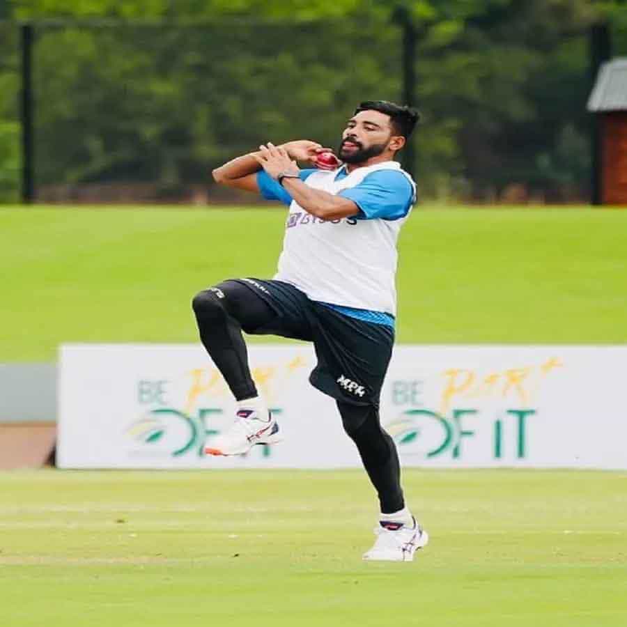 ಐಪಿಎಲ್ 2022 ರಲ್ಲಿ ಮೊಹಮ್ಮದ್ ಸಿರಾಜ್ ಅವರ ಪ್ರದರ್ಶನ ತುಂಬಾ ಕಳಪೆಯಾಗಿತ್ತು. ರಾಯಲ್ ಚಾಲೆಂಜರ್ಸ್ ಬೆಂಗಳೂರು ತಂಡದ ಈ ಬೌಲರ್ನ ಲೈನ್-ಲೆಂತ್ ತುಂಬಾ ಕೆಟ್ಟದಾಗಿತ್ತು. ಸಿರಾಜ್ 15 ಪಂದ್ಯಗಳನ್ನು ಆಡಿದ್ದರೂ ಅವರ ಖಾತೆಗೆ ಬಂದಿದ್ದು ಕೇವಲ 9 ವಿಕೆಟ್. ಅಷ್ಟೇ ಅಲ್ಲ, ಅವರ ಎಕಾನಮಿ ದರವೂ ಪ್ರತಿ ಓವರ್ಗೆ 10 ರನ್ಗಳಿಗಿಂತ ಹೆಚ್ಚಿತ್ತು. ಆದರೆ, ಇದೀಗ ಮೊಹಮ್ಮದ್ ಸಿರಾಜ್ ಬಲಿಷ್ಠ ಪುನರಾಗಮನದ ನಿರೀಕ್ಷೆಯಲ್ಲಿದ್ದಾರೆ.