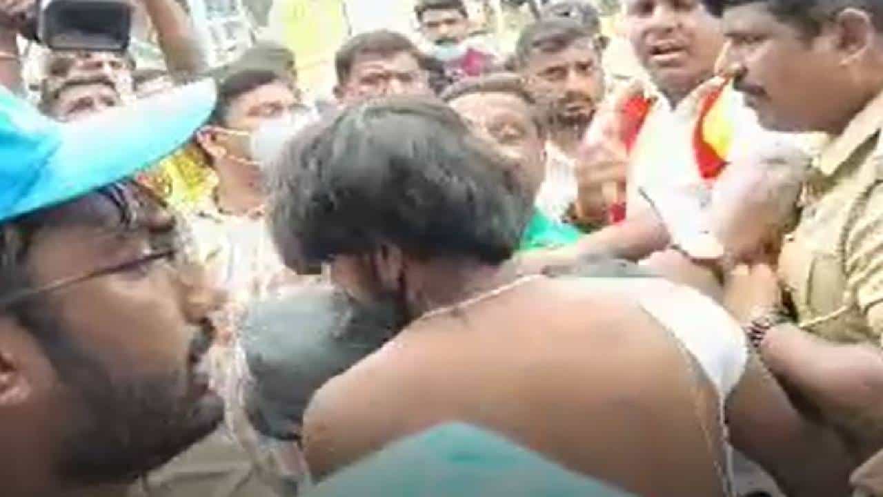 ಬೆಂಗಳೂರಿನಲ್ಲಿ ಖಾಸಗಿ ವಾಹಿನಿ ಕ್ಯಾಮರಮ್ಯಾನ್ ಮೇಲೆ ಹಲ್ಲೆ ಬೆಂಗಳೂರಿನಲ್ಲಿ ಖಾಸಗಿ ವಾಹಿನಿ ಕ್ಯಾಮರಮ್ಯಾನ್ ಮೇಲೆ ಹಲ್ಲೆ