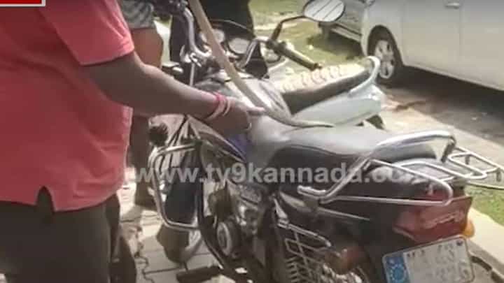 ಬೈಕಿನ ಚೇನ್ ಸಾಕೆಟ್ನಲ್ಲಿ ನುಸುಳಿದ್ದ ನಾಗರಹಾವನ್ನು ನೆಲಮಂಗಲದ ಉರಗ ತಜ್ಞ ಲೋಕೇಶ್ ರಕ್ಷಿಸಿದರು ಬೈಕಿನ ಚೇನ್ ಸಾಕೆಟ್ನಲ್ಲಿ ನುಸುಳಿದ್ದ ನಾಗರಹಾವನ್ನು ನೆಲಮಂಗಲದ ಉರಗ ತಜ್ಞ ಲೋಕೇಶ್ ರಕ್ಷಿಸಿದರು