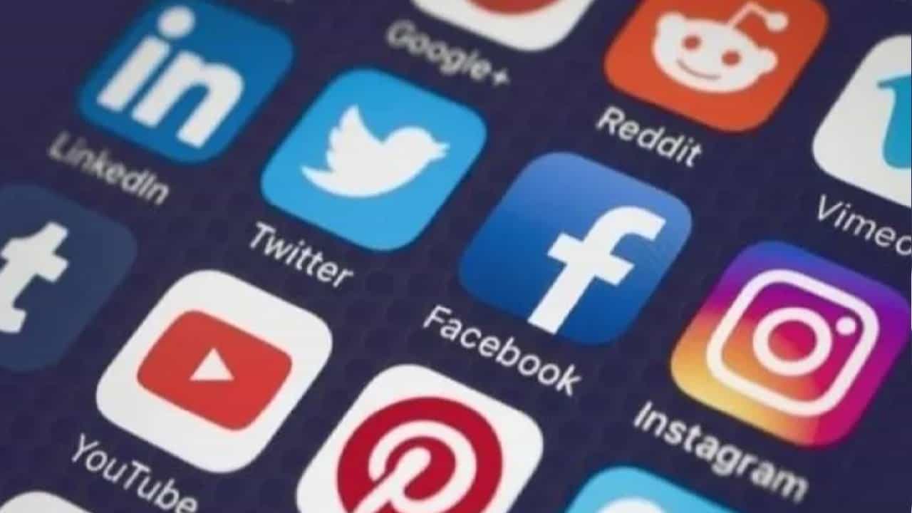 World Social Media Day 2022: ಇಂದು ಸಾಮಾಜಿಕ ಮಾಧ್ಯಮ ದಿನ; ಸೋಷಿಯಲ್ ಮೀಡಿಯಾದ ಇತಿಹಾಸ, ಪ್ರಾಮುಖ್ಯತೆ ಬಗ್ಗೆ ತಿಳಿಯೋಣ ಬನ್ನಿ World Social Media Day 2022: ಇಂದು ಸಾಮಾಜಿಕ ಮಾಧ್ಯಮ ದಿನ; ಸೋಷಿಯಲ್ ಮೀಡಿಯಾದ ಇತಿಹಾಸ, ಪ್ರಾಮುಖ್ಯತೆ ಬಗ್ಗೆ ತಿಳಿಯೋಣ ಬನ್ನಿ