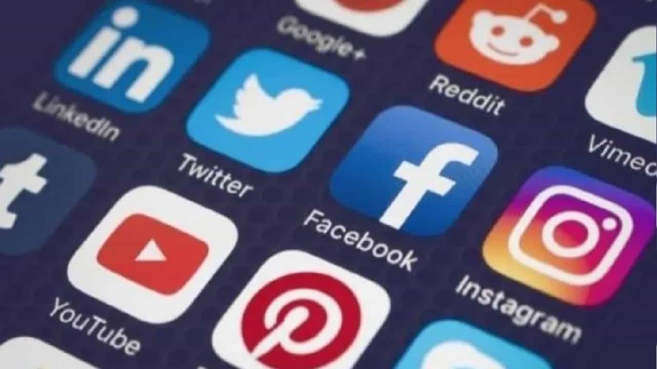Social media rules: ಸಾಮಾಜಿಕ ಮಾಧ್ಯಮಗಳ ಹೊಸ ನೀತಿ ನಿರೂಪಣೆಗೆ ಸರ್ಕಾರದಿಂದ ನೇಮಿಸಿದ ಸಮಿತಿಯನ್ನು ಬಳಕೆದಾರರು ಸಂಪರ್ಕ ಸಾಧ್ಯತೆ Social media rules: ಸಾಮಾಜಿಕ ಮಾಧ್ಯಮಗಳ ಹೊಸ ನೀತಿ ನಿರೂಪಣೆಗೆ ಸರ್ಕಾರದಿಂದ ನೇಮಿಸಿದ ಸಮಿತಿಯನ್ನು ಬಳಕೆದಾರರು ಸಂಪರ್ಕ ಸಾಧ್ಯತೆ