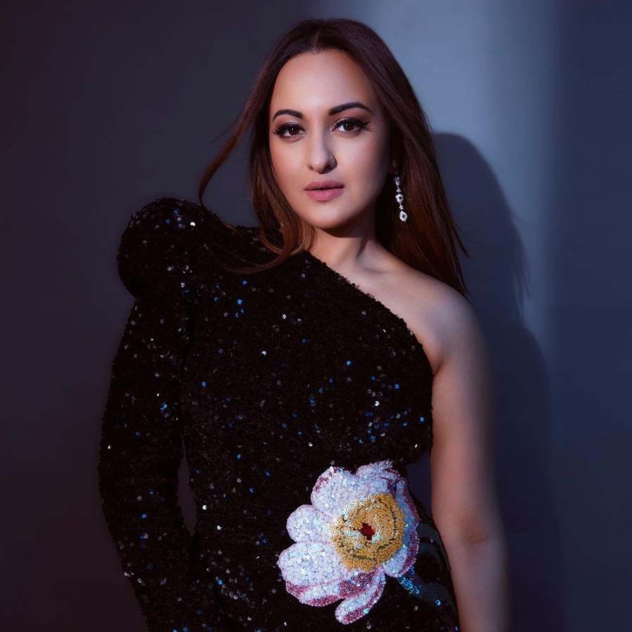 ಈಗ ಸೋನಾಕ್ಷಿ ಸಿಂಗಾಪುರ್​ನಲ್ಲಿದ್ದಾರೆ. ಅದರ ಫೋಟೋಗಳನ್ನು ಇನ್​ಸ್ಟಾಗ್ರಾಮ್​ನಲ್ಲಿ ಹಂಚಿಕೊಂಡಿದ್ದಾರೆ. ಈ ಫೋಟೋಗೆ ಫ್ಯಾನ್ಸ್ ಲೈಕ್ಸ್ ಒತ್ತುತ್ತಿದ್ದಾರೆ.