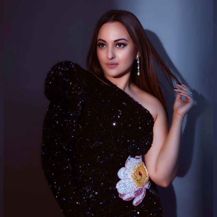 ಸೋನಾಕ್ಷಿ ಅವರು ಈ ಮೊದಲು ಸಖತ್ ದಪ್ಪ ಇದ್ದರು. ಈ ಕಾರಣಕ್ಕೆ ಅವರಿಗೆ ಅನೇಕರು ಬಾಡಿ ಶೇಮಿಂಗ್ ಮಾಡಿದ್ದರು. ನಂತರ ಜಿಮ್​ನಲ್ಲಿ ಬೆವರು ಹರಿಸಿ ದೇಹದ ತೂಕ ಇಳಿಸಿಕೊಂಡರು.