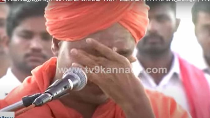 ಮಠಕ್ಕೆ ಕರೆತಂದು ಓದಿಸಿ ಬೆಳೆಸಿದ ‘ಅಜ್ಜಾ‘ರನ್ನು ಗವಿಮಠದ ಗವಿಸಿದ್ದೇಶ್ವರ ಸ್ವಾಮಿಗಳು ಅತ್ಯಂತ ಭಾವುಕರಾಗಿ ನೆನೆದರು ಮಠಕ್ಕೆ ಕರೆತಂದು ಓದಿಸಿ ಬೆಳೆಸಿದ ‘ಅಜ್ಜಾ‘ರನ್ನು ಗವಿಮಠದ ಗವಿಸಿದ್ದೇಶ್ವರ ಸ್ವಾಮಿಗಳು ಅತ್ಯಂತ ಭಾವುಕರಾಗಿ ನೆನೆದರು