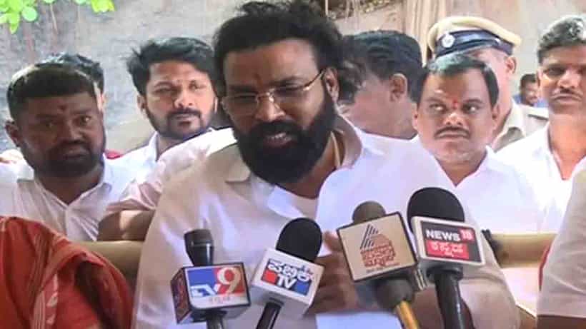 ಸಿದ್ದರಾಮಯ್ಯ ಎರಡು ತಲೆಯುಳ್ಳ ಹಾವು, ಅವರ ನಾಲಿಗೆ ಸೀಳು ನಾಲಿಗೆ ಎಂದು ಏಕವಚನದಲ್ಲೇ ವಾಗ್ದಾಳಿ ನಡೆಸಿದ ಸಾರಿಗೆ ಸಚಿವ ಶ್ರೀರಾಮುಲು