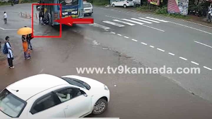 ಮೂಡಿಗೆರೆ: ಖಾಸಗಿ ಬಸ್ಸೊಂದರ ನಿರ್ವಾಹಕ ಮತ್ತು ಚಾಲಕನ ಪ್ರಮಾದದಿಂದ ವಿದ್ಯಾರ್ಥಿನಿಯೊಬ್ಬಳ ಬದುಕು ಕೊನೆಗೊಳ್ಳುತಿತ್ತು ಮೂಡಿಗೆರೆ: ಖಾಸಗಿ ಬಸ್ಸೊಂದರ ನಿರ್ವಾಹಕ ಮತ್ತು ಚಾಲಕನ ಪ್ರಮಾದದಿಂದ ವಿದ್ಯಾರ್ಥಿನಿಯೊಬ್ಬಳ ಬದುಕು ಕೊನೆಗೊಳ್ಳುತಿತ್ತು