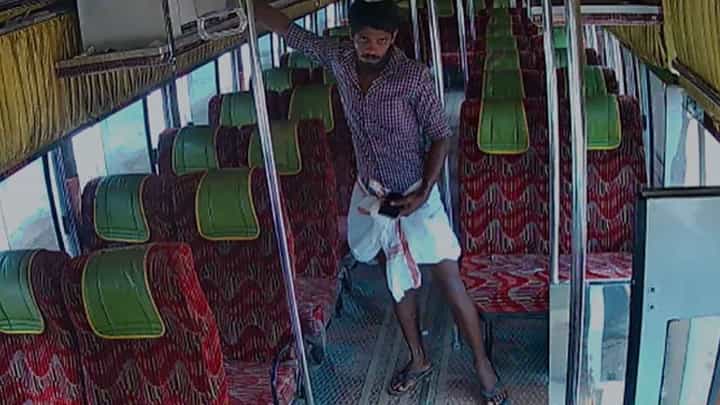 ಮಂಗಳೂರು ಬಸ್ನಲ್ಲಿ ಯಾರು ಇಲ್ಲದಿದ್ದಾಗ ಹಣ ಕಳ್ಳತನ! ವೈರಲ್ ಆದ ವಿಡಿಯೋ ಇಲ್ಲಿದೆ ಮಂಗಳೂರು ಬಸ್ನಲ್ಲಿ ಯಾರು ಇಲ್ಲದಿದ್ದಾಗ ಹಣ ಕಳ್ಳತನ! ವೈರಲ್ ಆದ ವಿಡಿಯೋ ಇಲ್ಲಿದೆ