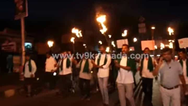 ಪ್ರತಿಭಟನೆಯ ಭಾಗವಾಗಿ ದೇವನಹಳ್ಳಿ ರೈತರು ಪಂಜಿನ ಮೆರವಣಿಗೆಯನ್ನೂ ನಡೆಸಿದರು ಪ್ರತಿಭಟನೆಯ ಭಾಗವಾಗಿ ದೇವನಹಳ್ಳಿ ರೈತರು ಪಂಜಿನ ಮೆರವಣಿಗೆಯನ್ನೂ ನಡೆಸಿದರು