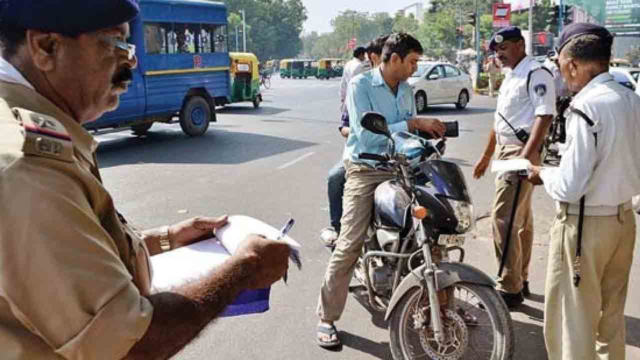 Traffic Fine: ಟ್ರಾಫಿಕ್ ಫೈನ್ ಆನ್ಲೈನ್ನಲ್ಲಿ ಕಟ್ಟುವುದು ಹೇಗೆ?: ಇಲ್ಲಿದೆ ಸಂಪೂರ್ಣ ಮಾಹಿತಿ Traffic Fine: ಟ್ರಾಫಿಕ್ ಫೈನ್ ಆನ್ಲೈನ್ನಲ್ಲಿ ಕಟ್ಟುವುದು ಹೇಗೆ?: ಇಲ್ಲಿದೆ ಸಂಪೂರ್ಣ ಮಾಹಿತಿ