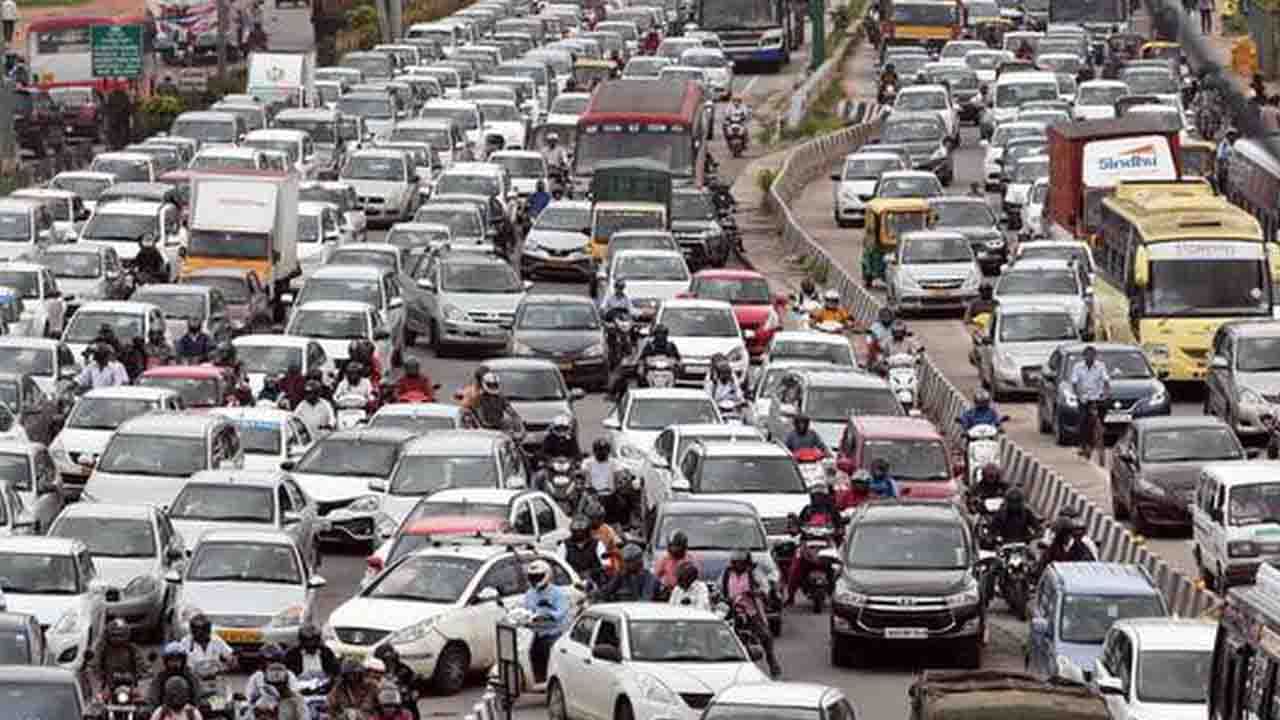 Traffic Jam: ಗುಂಡಿ ಮುಚ್ಚಿ, ಸಿಗ್ನಲ್ ಸರಿಪಡಿಸಿ; ಬೆಂಗಳೂರಿನಲ್ಲಿ ಟ್ರಾಫಿಕ್ ಕಿರಿಕಿರಿ ಪರಿಹಾರಕ್ಕೆ ಸಿಎಂ ತಾಕೀತು