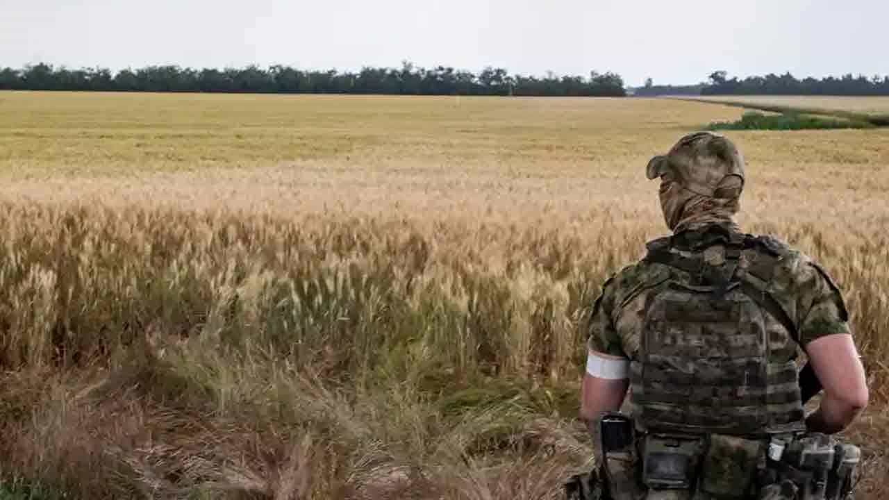 Russia Ukraine War: ಉಕ್ರೇನ್ ರೈತರ ಮನೆಗಳಲ್ಲಿ ಗೋಧಿ ಲೂಟಿ, ಕೃಷಿಗೆ ರೈತರ ನಿರಾಸಕ್ತಿ, ಹಸಿವಿನ ಭೀತಿಯಲ್ಲಿ ಜಗತ್ತು Russia Ukraine War: ಉಕ್ರೇನ್ ರೈತರ ಮನೆಗಳಲ್ಲಿ ಗೋಧಿ ಲೂಟಿ, ಕೃಷಿಗೆ ರೈತರ ನಿರಾಸಕ್ತಿ, ಹಸಿವಿನ ಭೀತಿಯಲ್ಲಿ ಜಗತ್ತು