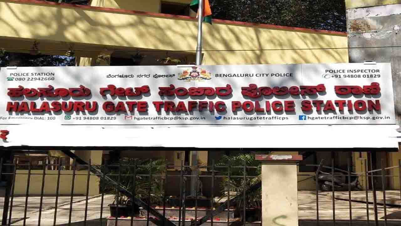 ಕಾರು ನಿಲ್ಲಿಸಿ ಅಕ್ರಮವಾಗಿ ಫೈನ್ ಹಾಕಿದ್ದ ಹಲಸೂರು ಗೇಟ್ ಎ.ಎಸ್.ಐ ಮತ್ತು ಹೆಡ್ ಕಾನ್ಸ್ಟೇಬಲ್ ಸಸ್ಪೆಂಡ್ ಕಾರು ನಿಲ್ಲಿಸಿ ಅಕ್ರಮವಾಗಿ ಫೈನ್ ಹಾಕಿದ್ದ ಹಲಸೂರು ಗೇಟ್ ಎ.ಎಸ್.ಐ ಮತ್ತು ಹೆಡ್ ಕಾನ್ಸ್ಟೇಬಲ್ ಸಸ್ಪೆಂಡ್