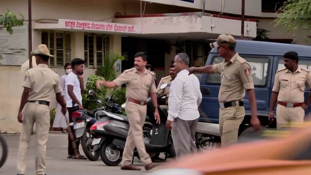 ಟ್ರಾಫಿಕ್ ದಂಡ: ಮಾಧ್ಯಮದವರು ವಿಡಿಯೋ ಮಾಡಿದ್ದಕ್ಕೆ ನೆಲಮಂಗಲ ಇನ್ಸ್ಪೆಕ್ಟರ್ ಕುಮಾರ್ ಕೆಂಡಾಮಂಡಲ ಟ್ರಾಫಿಕ್ ದಂಡ: ಮಾಧ್ಯಮದವರು ವಿಡಿಯೋ ಮಾಡಿದ್ದಕ್ಕೆ ನೆಲಮಂಗಲ ಇನ್ಸ್ಪೆಕ್ಟರ್ ಕುಮಾರ್ ಕೆಂಡಾಮಂಡಲ