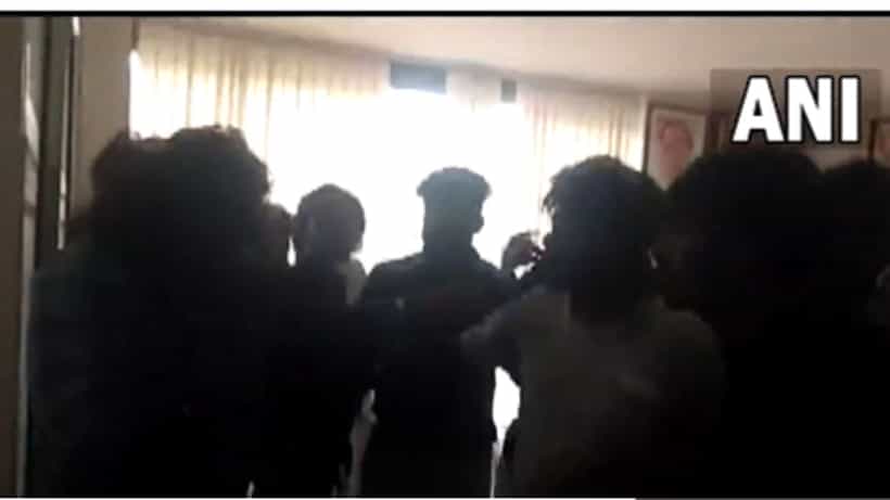 Breaking: ವಯನಾಡ್ನಲ್ಲಿ ರಾಹುಲ್ ಗಾಂಧಿಯ ಕಾಂಗ್ರೆಸ್ ಕಚೇರಿ ಧ್ವಂಸಗೊಳಿಸಿದ ಎಸ್ಎಫ್ಐ ಕಾರ್ಯಕರ್ತರು, 8 ಮಂದಿ ವಶಕ್ಕೆ