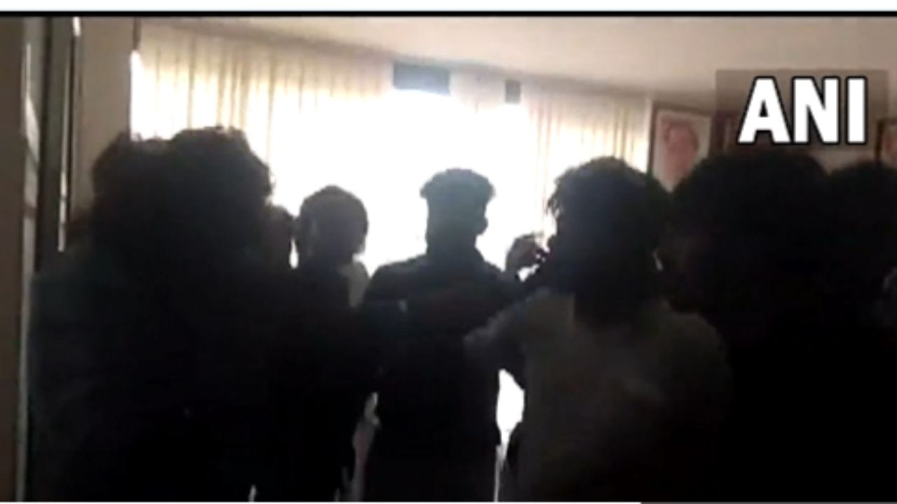 Breaking: ವಯನಾಡ್ನಲ್ಲಿ ರಾಹುಲ್ ಗಾಂಧಿಯ ಕಾಂಗ್ರೆಸ್ ಕಚೇರಿ ಧ್ವಂಸಗೊಳಿಸಿದ ಎಸ್ಎಫ್ಐ ಕಾರ್ಯಕರ್ತರು, 8 ಮಂದಿ ವಶಕ್ಕೆ Breaking: ವಯನಾಡ್ನಲ್ಲಿ ರಾಹುಲ್ ಗಾಂಧಿಯ ಕಾಂಗ್ರೆಸ್ ಕಚೇರಿ ಧ್ವಂಸಗೊಳಿಸಿದ ಎಸ್ಎಫ್ಐ ಕಾರ್ಯಕರ್ತರು, 8 ಮಂದಿ ವಶಕ್ಕೆ