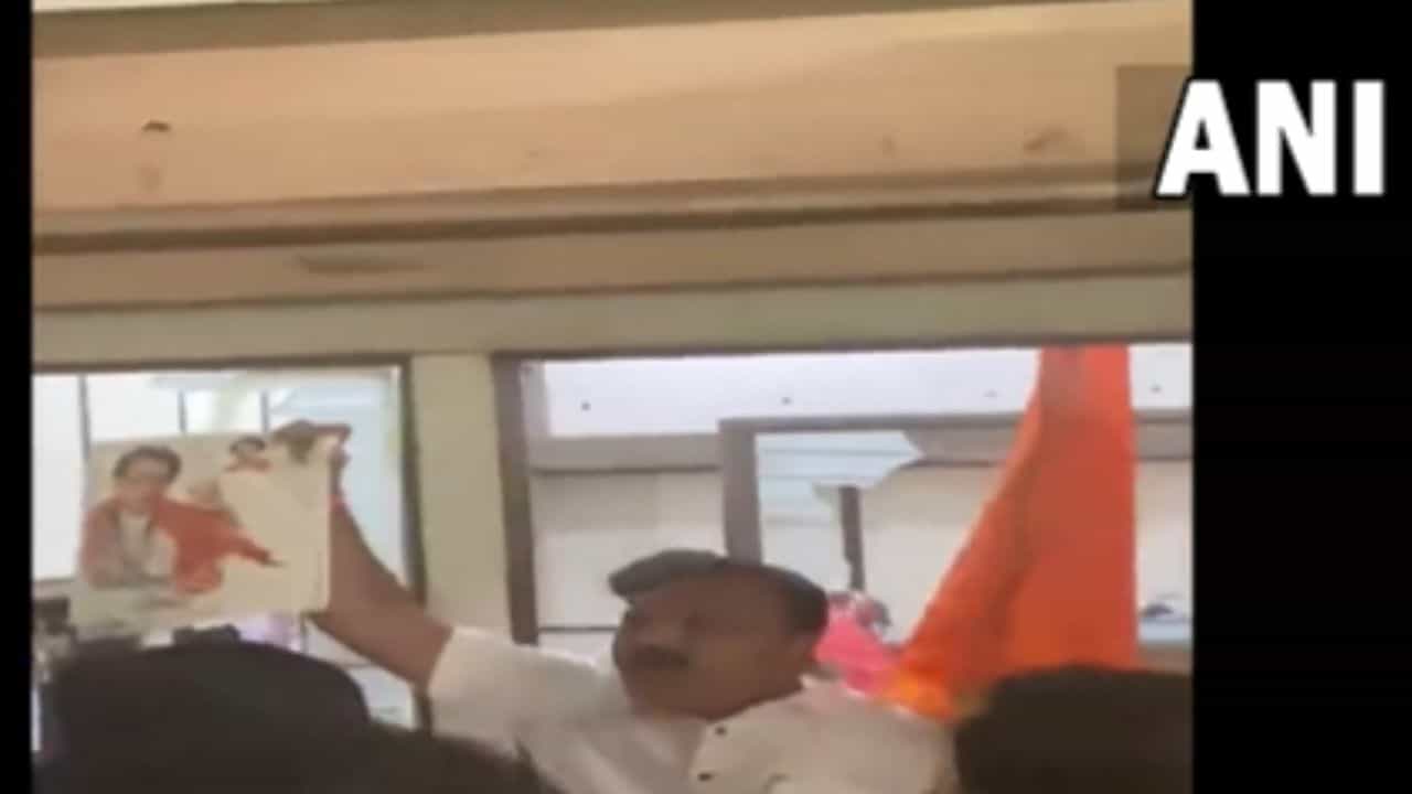 Maharashtra Political Crisis: ಶಾಸಕ ತಾನಾಜಿ ಸಾವಂತ್ ಕಚೇರಿಯನ್ನು ಧ್ವಂಸಗೊಳಿಸಿದ ಶಿವಸೇನೆ ಕಾರ್ಯಕರ್ತರು Maharashtra Political Crisis: ಶಾಸಕ ತಾನಾಜಿ ಸಾವಂತ್ ಕಚೇರಿಯನ್ನು ಧ್ವಂಸಗೊಳಿಸಿದ ಶಿವಸೇನೆ ಕಾರ್ಯಕರ್ತರು