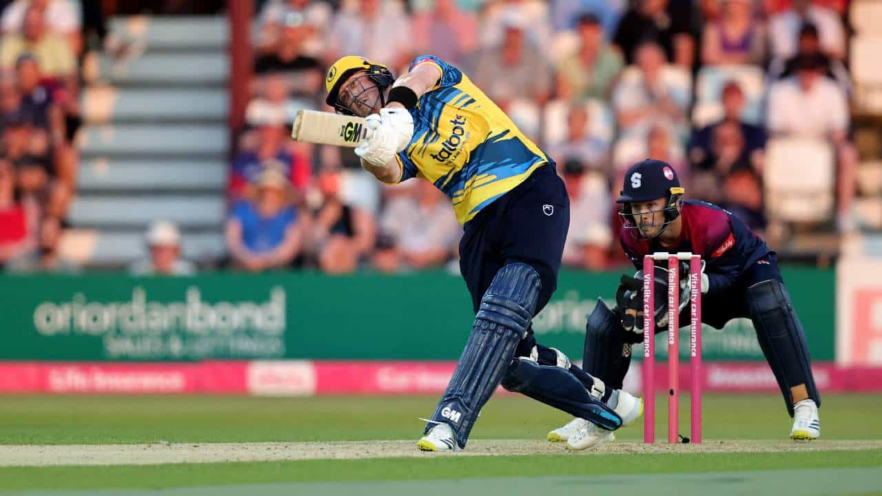 T20 Blast: ಒಟ್ಟು ಮೊತ್ತ 424 ರನ್: ಟಿ20 ಕ್ರಿಕೆಟ್ನ ರಣರೋಚಕ ಪಂದ್ಯದಲ್ಲಿ ಗೆದ್ದಿದ್ಯಾರು? T20 Blast: ಒಟ್ಟು ಮೊತ್ತ 424 ರನ್: ಟಿ20 ಕ್ರಿಕೆಟ್ನ ರಣರೋಚಕ ಪಂದ್ಯದಲ್ಲಿ ಗೆದ್ದಿದ್ಯಾರು?