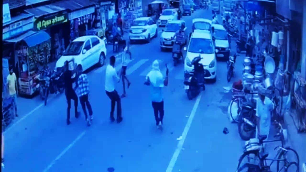 Video: ಸಾರ್ವಜನಿಕರ ಸಮ್ಮುಖದಲ್ಲೇ ಯುವಕನ ಬರ್ಬರ ಹತ್ಯೆ..! Video: ಸಾರ್ವಜನಿಕರ ಸಮ್ಮುಖದಲ್ಲೇ ಯುವಕನ ಬರ್ಬರ ಹತ್ಯೆ..!
