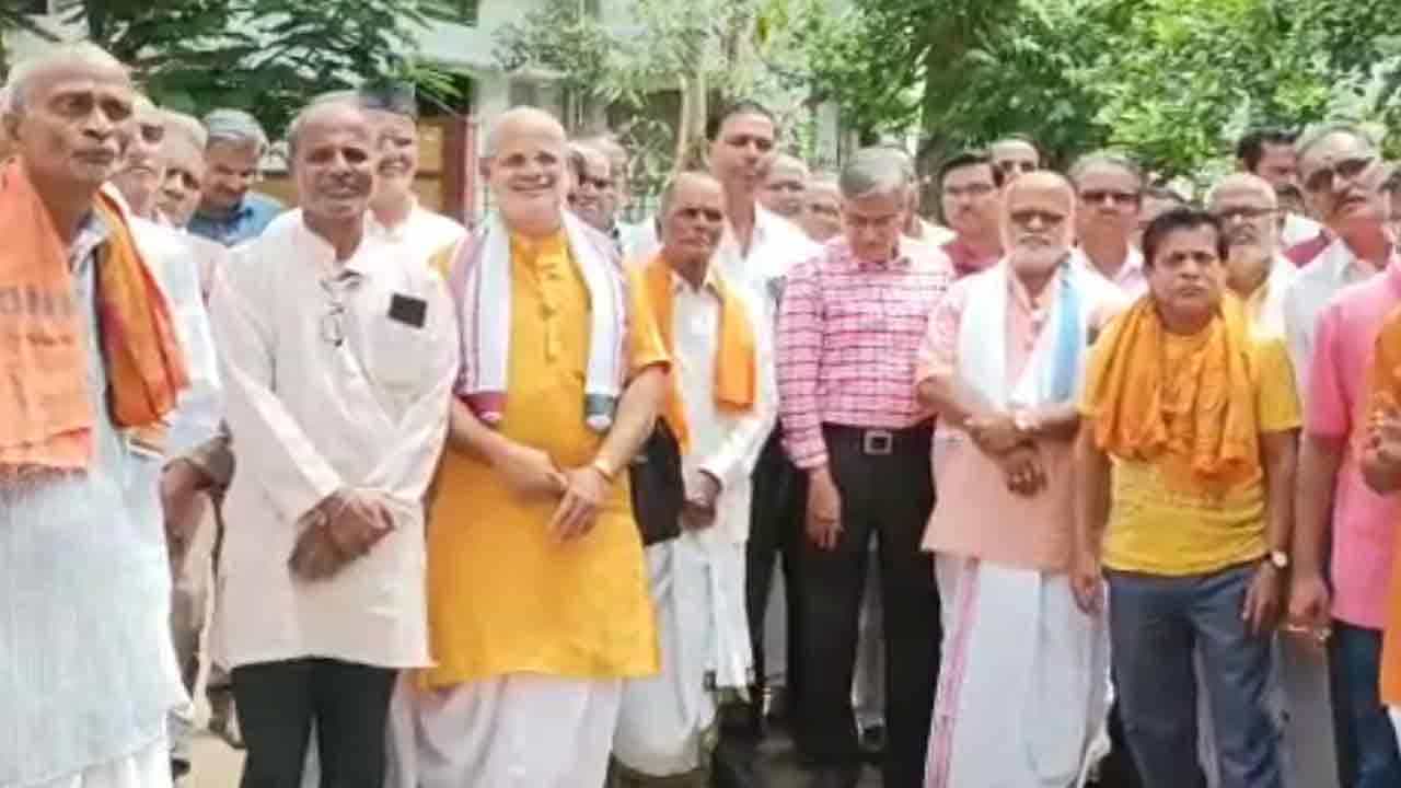 ಉತ್ತರಾದಿಮಠ VS ರಾಯರಮಠ: ಜಯತೀರ್ಥರ ಮೂಲ ಬೃಂದಾವನದ ಬಗ್ಗೆ ವಿವಾದ, ಪ್ರತಿಭಟನೆ ಉತ್ತರಾದಿಮಠ VS ರಾಯರಮಠ: ಜಯತೀರ್ಥರ ಮೂಲ ಬೃಂದಾವನದ ಬಗ್ಗೆ ವಿವಾದ, ಪ್ರತಿಭಟನೆ