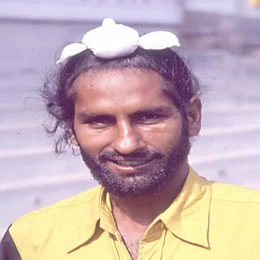 ಒಲಿಂಪಿಕ್ ಮತ್ತು ವಿಶ್ವಕಪ್ ಪದಕ ವಿಜೇತ ತಂಡದ ಭಾಗವಾಗಿದ್ದ ಹಾಕಿ ಆಟಗಾರ ವರೀಂದರ್ ಸಿಂಗ್ ಮಂಗಳವಾರ ಬೆಳಿಗ್ಗೆ ಜಲಂಧರ್ನಲ್ಲಿ ಕೊನೆಯುಸಿರೆಳಿದಿದ್ದಾರೆ. 1970 ರ ದಶಕದಲ್ಲಿ ಭಾರತದ ಅನೇಕ ಸ್ಮರಣೀಯ ವಿಜಯಗಳ ಭಾಗವಾಗಿದ್ದ ವರೀಂದರ್ ಅವರಿಗೆ 75 ವರ್ಷ ವಯಸ್ಸಾಗಿತ್ತು.