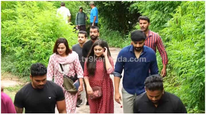 ಚಾಮುಂಡಿ ಬೆಟ್ಟದಲ್ಲಿ ‘ವಿಂಡೋ ಸೀಟ್’ ಬಳಗ: ಗೆಲುವಿಗಾಗಿ ನಾಡದೇವತೆಗೆ ಪೂಜೆ ಸಲ್ಲಿಸಿದ ಚಿತ್ರತಂಡ ಚಾಮುಂಡಿ ಬೆಟ್ಟದಲ್ಲಿ ‘ವಿಂಡೋ ಸೀಟ್’ ಬಳಗ: ಗೆಲುವಿಗಾಗಿ ನಾಡದೇವತೆಗೆ ಪೂಜೆ ಸಲ್ಲಿಸಿದ ಚಿತ್ರತಂಡ