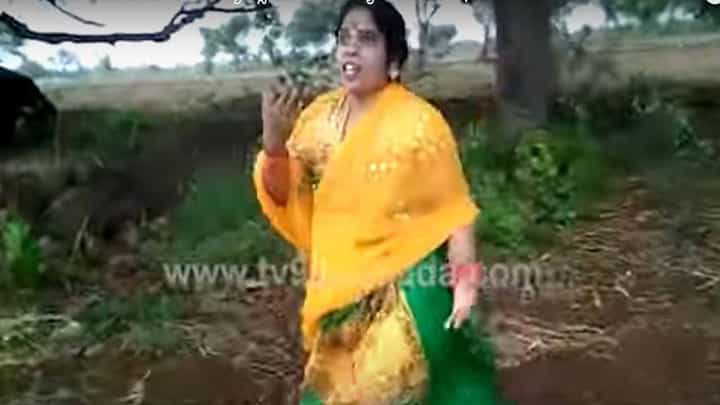 ಮಳೆರಾಯನನ್ನು ಮೆಚ್ಚಿಸಲು ಬೀದರ್ ರೈತ ಮಹಿಳೆಯೊಬ್ಬರು ತಮ್ಮ ಹೊಲದಲ್ಲಿ ಡ್ಯಾನ್ಸ್ ಮಾಡಿದರು! ಮಳೆರಾಯನನ್ನು ಮೆಚ್ಚಿಸಲು ಬೀದರ್ ರೈತ ಮಹಿಳೆಯೊಬ್ಬರು ತಮ್ಮ ಹೊಲದಲ್ಲಿ ಡ್ಯಾನ್ಸ್ ಮಾಡಿದರು!