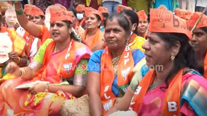 PM Modi in Karnataka: ಪ್ರಧಾನಿ ಬೆಂಗಳೂರಿಗೆ ಆಗಮಿಸುವ ಮೊದಲೇ ಮೇಖ್ರಿ ಸರ್ಕಲ್ನಲ್ಲಿ ಸಾವಿರಾರು ಕಾರ್ಯಕರ್ತರು ಜಮಾವಣೆಗೊಂಡಿದ್ದರು PM Modi in Karnataka: ಪ್ರಧಾನಿ ಬೆಂಗಳೂರಿಗೆ ಆಗಮಿಸುವ ಮೊದಲೇ ಮೇಖ್ರಿ ಸರ್ಕಲ್ನಲ್ಲಿ ಸಾವಿರಾರು ಕಾರ್ಯಕರ್ತರು ಜಮಾವಣೆಗೊಂಡಿದ್ದರು