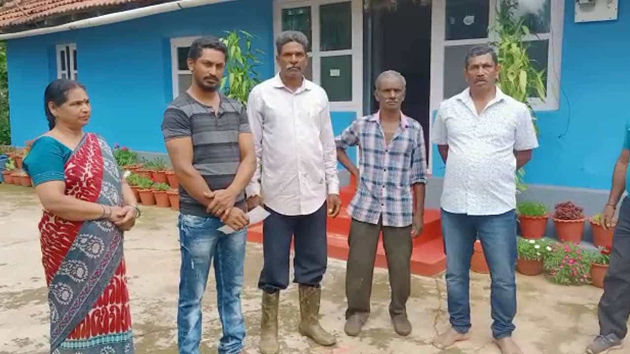 ಕೊಡಗಿನಲ್ಲಿ ಯೋಧನ ಕುಟುಂಬಕ್ಕೆ ಬಹಿಷ್ಕಾರ! ಸೇನಾಧಿಕಾರಿಗಳಿಂದ ಡಿಸಿ, ಎಸ್ಪಿಗೆ ಪತ್ರ ಕೊಡಗಿನಲ್ಲಿ ಯೋಧನ ಕುಟುಂಬಕ್ಕೆ ಬಹಿಷ್ಕಾರ! ಸೇನಾಧಿಕಾರಿಗಳಿಂದ ಡಿಸಿ, ಎಸ್ಪಿಗೆ ಪತ್ರ