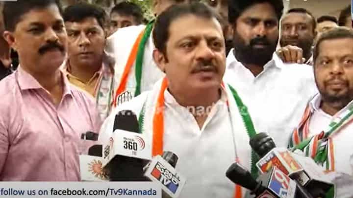 ಬೆಂಗಳೂರು ರಸ್ತೆಗಳು ಗುಂಡಿಮುಕ್ತವಾಗಬೇಕಾದರೆ ಪ್ರಧಾನಿ ಮೋದಿ ಅವರನ್ನು ಇಲ್ಲಿಗೆ ಅಗಾಗ್ಗೆ ಕರೆಸಿಕೊಳ್ಳುತ್ತಿರಬೇಕು: ಜಮೀರ್ ಅಹ್ಮದ್ ಬೆಂಗಳೂರು ರಸ್ತೆಗಳು ಗುಂಡಿಮುಕ್ತವಾಗಬೇಕಾದರೆ ಪ್ರಧಾನಿ ಮೋದಿ ಅವರನ್ನು ಇಲ್ಲಿಗೆ ಅಗಾಗ್ಗೆ ಕರೆಸಿಕೊಳ್ಳುತ್ತಿರಬೇಕು: ಜಮೀರ್ ಅಹ್ಮದ್