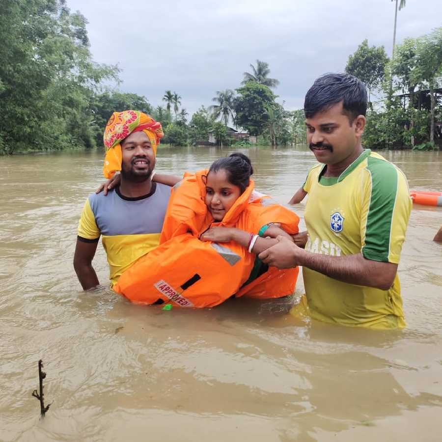 ಅಸ್ಸಾಂನ ಪ್ರವಾಹಪೀಡಿತ ಸ್ಥಳಗಳಿಗೆ ಕೇಂದ್ರದಿಂದ ಎಲ್ಲಾ ಸಹಾಯವನ್ನು ನೀಡುವ ಭರವಸೆ ನೀಡಿದ್ದಾರೆ. ಪ್ರವಾಹ ಮತ್ತು ಭೂಕುಸಿತದಿಂದ ಸಿಲುಕಿರುವ ಜನರಿಗಾಗಿ ಅಸ್ಸಾಂ ಸರ್ಕಾರವು ಗುವಾಹಟಿ ಮತ್ತು ಸಿಲ್ಚಾರ್ ನಡುವೆ ವಿಶೇಷ ವಿಮಾನಗಳನ್ನು ವ್ಯವಸ್ಥೆ ಮಾಡಿದೆ.
