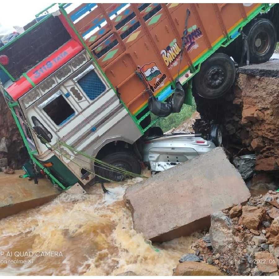 ತ್ರಿಪುರಾದ ರಾಜಧಾನಿ ಅಗರ್ತಲಾದಲ್ಲಿ ಕೂಡ ಭಾರೀ ಪ್ರವಾಹ ಉಂಟಾಗುತ್ತಿದೆ. ನಗರದಲ್ಲಿ ಕೇವಲ 6 ಗಂಟೆಗಳಲ್ಲಿ 145 ಮಿಮೀ ಮಳೆಯಾಗಿದೆ. ತ್ರಿಪುರಾ ಉಪಚುನಾವಣೆಯ ಪ್ರಚಾರದ ಮೇಲೂ ಇದು ಪರಿಣಾಮ ಬೀರಿದೆ. 