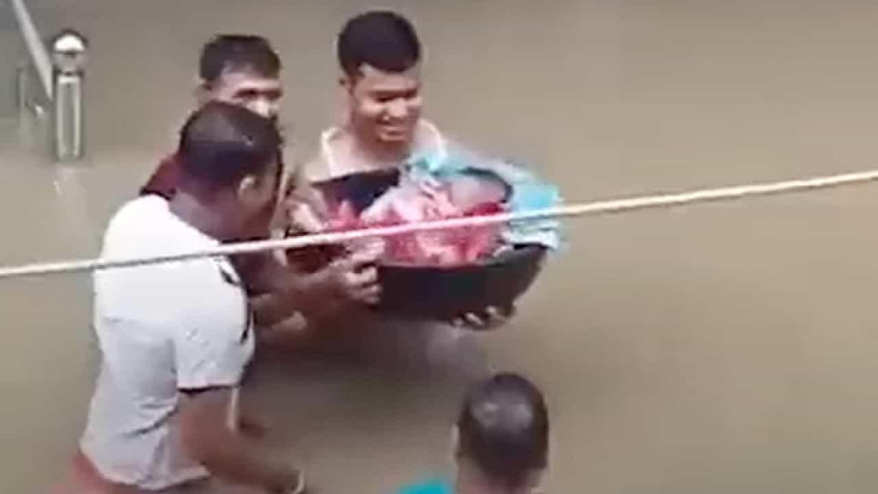 Viral Video: ಮಗುವನ್ನು ಬುಟ್ಟಿಯಲ್ಲಿಟ್ಟುಕೊಂಡು ಪ್ರವಾಹ ದಾಟಿದ ತಂದೆ; ವಿಡಿಯೋ ನೋಡಿ ಕಣ್ತುಂಬಿಕೊಂಡ ನೆಟ್ಟಿಗರು Viral Video: ಮಗುವನ್ನು ಬುಟ್ಟಿಯಲ್ಲಿಟ್ಟುಕೊಂಡು ಪ್ರವಾಹ ದಾಟಿದ ತಂದೆ; ವಿಡಿಯೋ ನೋಡಿ ಕಣ್ತುಂಬಿಕೊಂಡ ನೆಟ್ಟಿಗರು