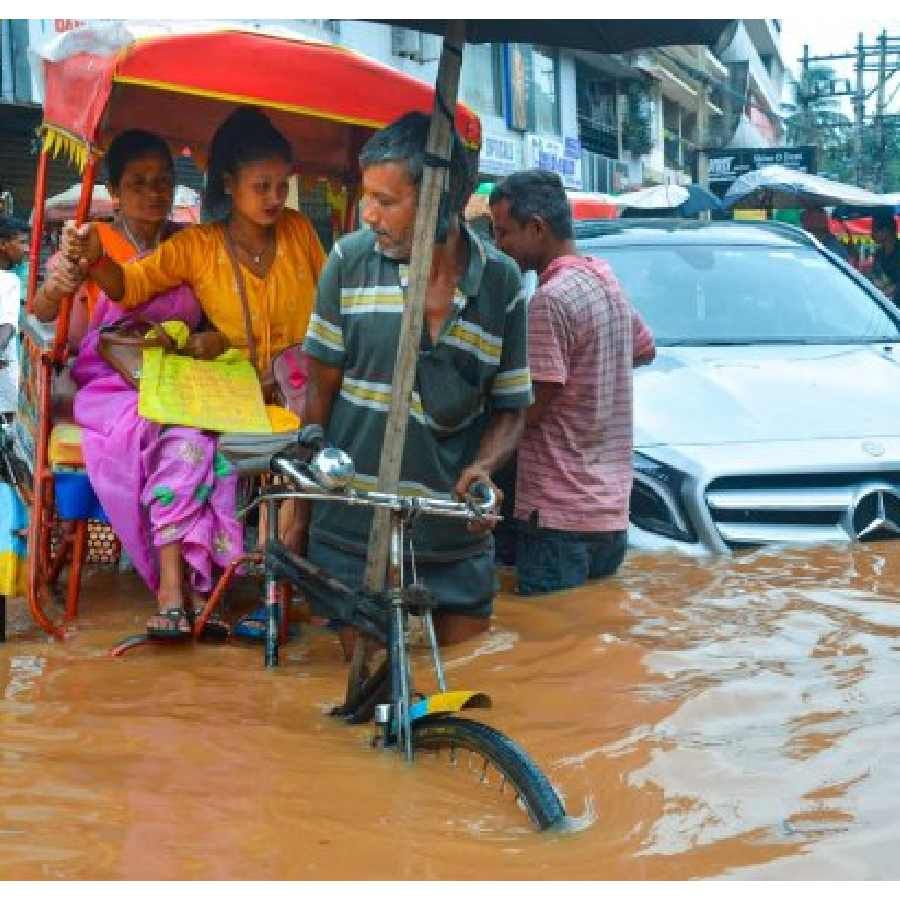 ಎಲ್ಲಾ ಪ್ರವಾಹ ಪೀಡಿತ ಪ್ರದೇಶಗಳಲ್ಲಿ, ಭಾರತೀಯ ಸೇನೆ, ರಾಷ್ಟ್ರೀಯ ವಿಪತ್ತು ನಿರ್ವಹಣಾ ಪಡೆ (ಎನ್‌ಡಿಆರ್‌ಎಫ್), ರಾಜ್ಯ ವಿಪತ್ತು ನಿರ್ವಹಣಾ ಪಡೆ (ಎಸ್‌ಡಿಆರ್‌ಎಫ್), ಮತ್ತು ಅಸ್ಸಾಂ ಪೊಲೀಸರ ಅಗ್ನಿಶಾಮಕ ಮತ್ತು ತುರ್ತು ಸೇವೆಗಳ ನಿಯೋಜನೆ ಮಾಡಲಾಗಿದೆ.
