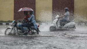 Bengaluru Rain: ಬೆಂಗಳೂರಿನಲ್ಲಿ ಸುರಿಯುತ್ತಿರುವ ಭಾರೀ ಮಳೆಗೆ ಜನ ಕಂಗಾಲು; ಇನ್ನೂ 3 ದಿನ ಹಳದಿ ಅಲರ್ಟ್​ ಘೋಷಣೆ