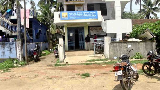 ಕಾರವಾರದಲ್ಲಿ PWD ಇಂಜಿನಿಯರ್ ಮನೆ ಮೇಲೆ ಎಸಿಬಿ ದಾಳಿ! ಚಿನ್ನಾಭರಣ, ಆಸ್ತಿ ಪತ್ರಗಳು ವಶಕ್ಕೆ ಕಾರವಾರದಲ್ಲಿ PWD ಇಂಜಿನಿಯರ್ ಮನೆ ಮೇಲೆ ಎಸಿಬಿ ದಾಳಿ! ಚಿನ್ನಾಭರಣ, ಆಸ್ತಿ ಪತ್ರಗಳು ವಶಕ್ಕೆ