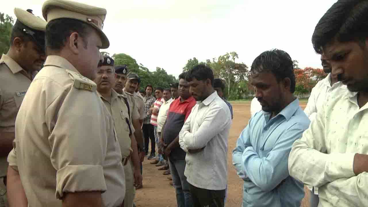 ಭೀಮಾತೀರದ ನಟೋರಿಯಸ್ ಮೃತ ಹಂತಕನ ಹೆಸರಲ್ಲಿ ಆಕ್ಟಿವ್ ಆದ ಮತ್ತೊಂದು ಗ್ಯಾಂಗ್; ರೌಡಿ ಪರೇಡ್ ನಡಿಸಿ ಡಿಎಂಸಿ ಗ್ಯಾಂಗ್ ಬೆವರಿಳಿಸಿದ ಎಸ್ಪಿ ಆನಂದಕುಮಾರ್ ಭೀಮಾತೀರದ ನಟೋರಿಯಸ್ ಮೃತ ಹಂತಕನ ಹೆಸರಲ್ಲಿ ಆಕ್ಟಿವ್ ಆದ ಮತ್ತೊಂದು ಗ್ಯಾಂಗ್; ರೌಡಿ ಪರೇಡ್ ನಡಿಸಿ ಡಿಎಂಸಿ ಗ್ಯಾಂಗ್ ಬೆವರಿಳಿಸಿದ ಎಸ್ಪಿ ಆನಂದಕುಮಾರ್