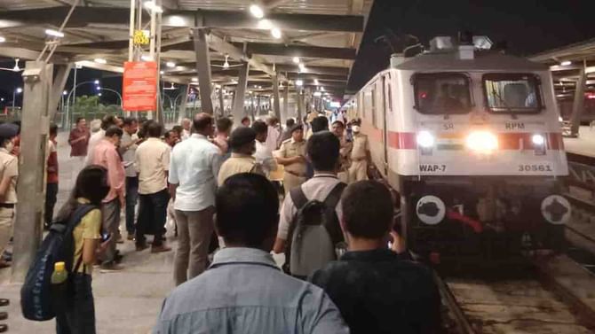 ಬೈಯ್ಯಪ್ಪನಹಳ್ಳಿಯ ಸರ್.ಎಂ.ವಿಶ್ವೇಶ್ವರಯ್ಯ ರೈಲ್ವೆ ಟರ್ಮಿನಲ್ನಿಂದ ಹೊರಟ ಮೊದಲ ಟ್ರೈನ್; ಇಂದಿನಿಂದ ಸಂಚಾರ ಆರಂಭ